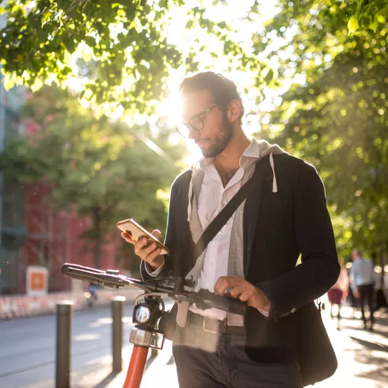 Ein Mann auf einem E-Scooter