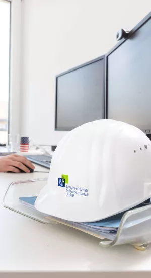 Das Unternehmenslogo auf einem Helm