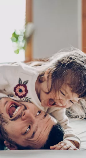 Ein Vater spielt mit seiner Tochter