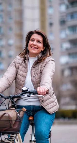 Eine Frau fährt Fahrrad