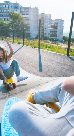 Zwei junge Mädchen bei Skateboard fahren