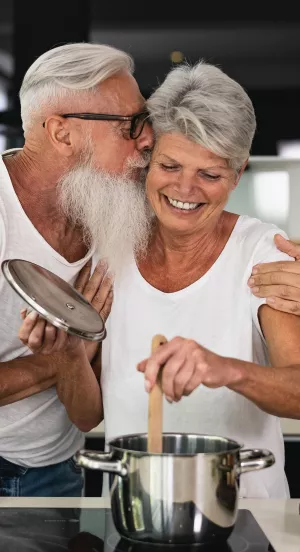 Zwei Best-Ager beim Kochen